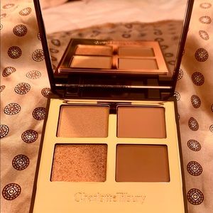 Pillow talk luxury pallet.